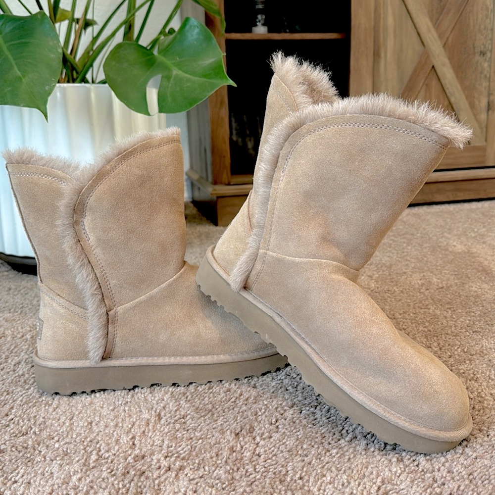 UGG Classic Short Fluff High-Low Boot